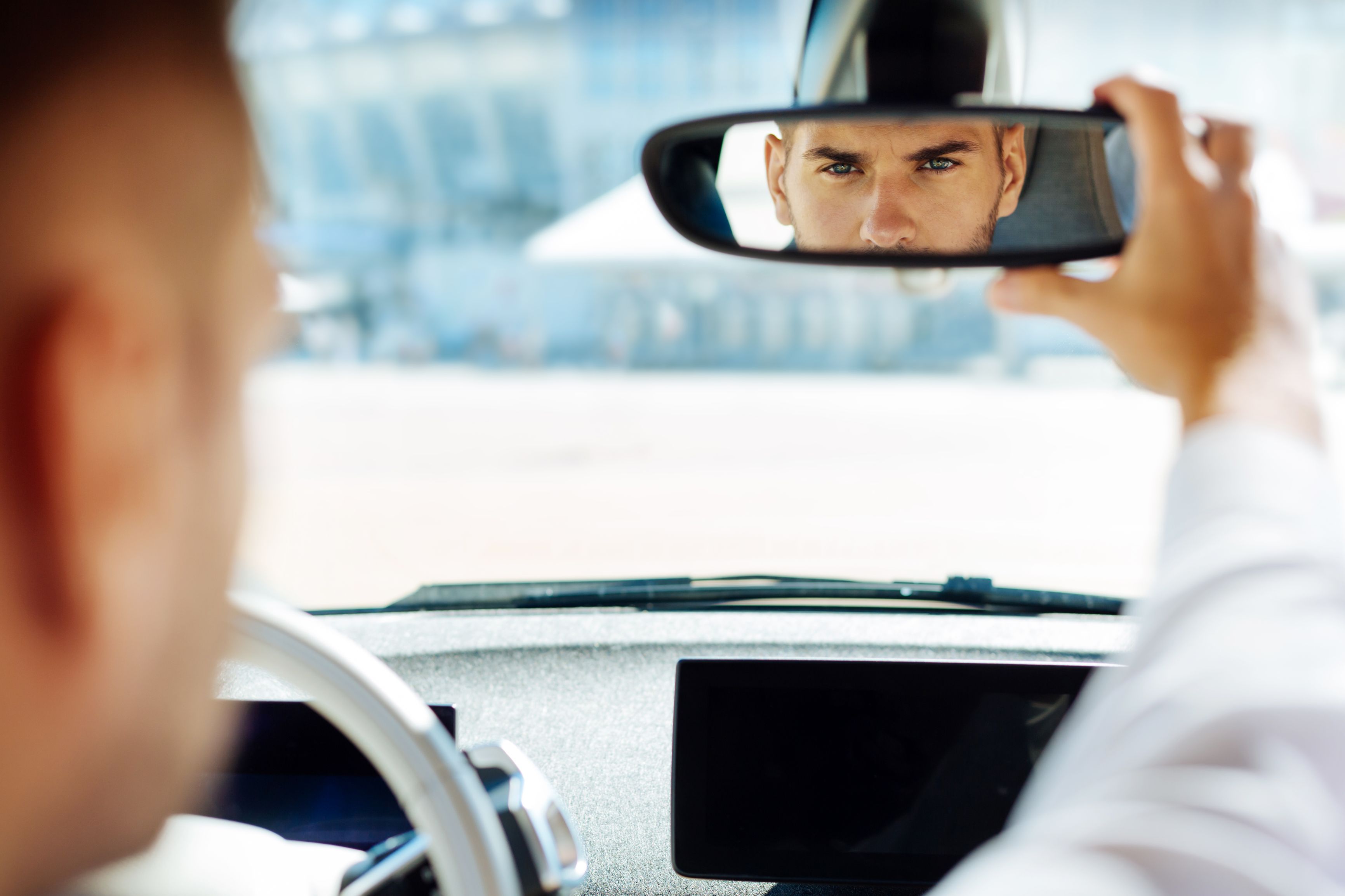 Водитель смотрит в зеркало. Человек машина на зеркало.